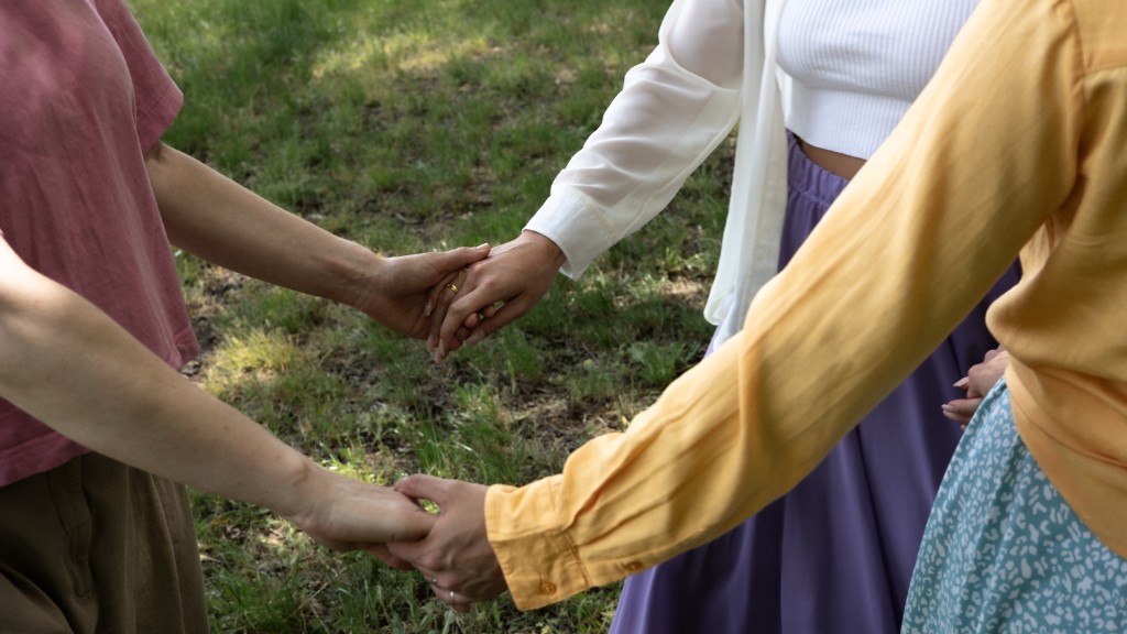 Zwei Frauen gehen gemeinsam im Freien -- Sinnbild für Workshops und Sound Healing